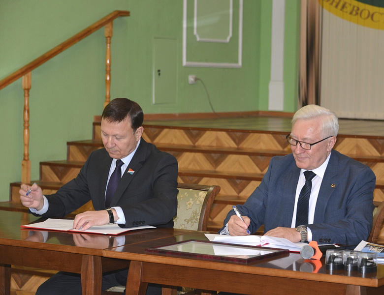 Впервые подписано соглашение между Законодательным Собранием Приморского края и Дальневосточным отделением Российской академии наук