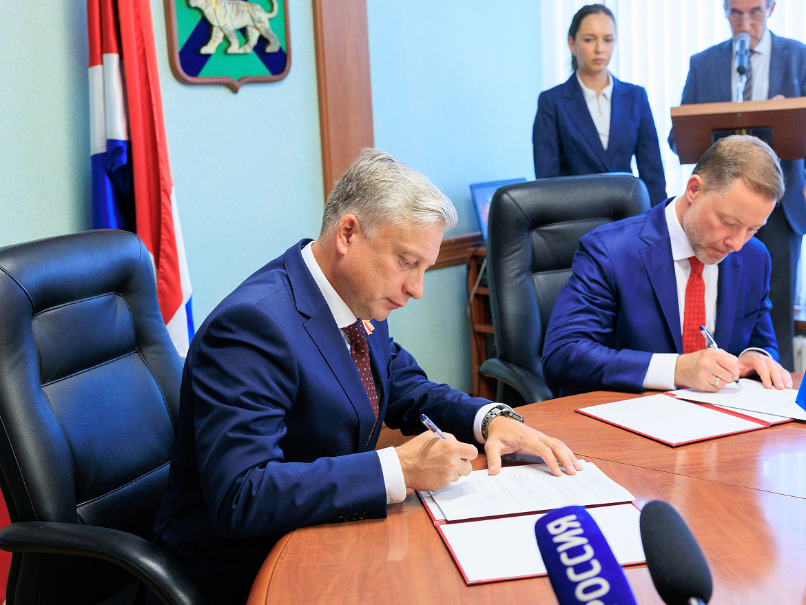 Подписаны соглашения о сотрудничестве между Законодательной Думой Хабаровского края и парламентами Приморского края и Республики Крым