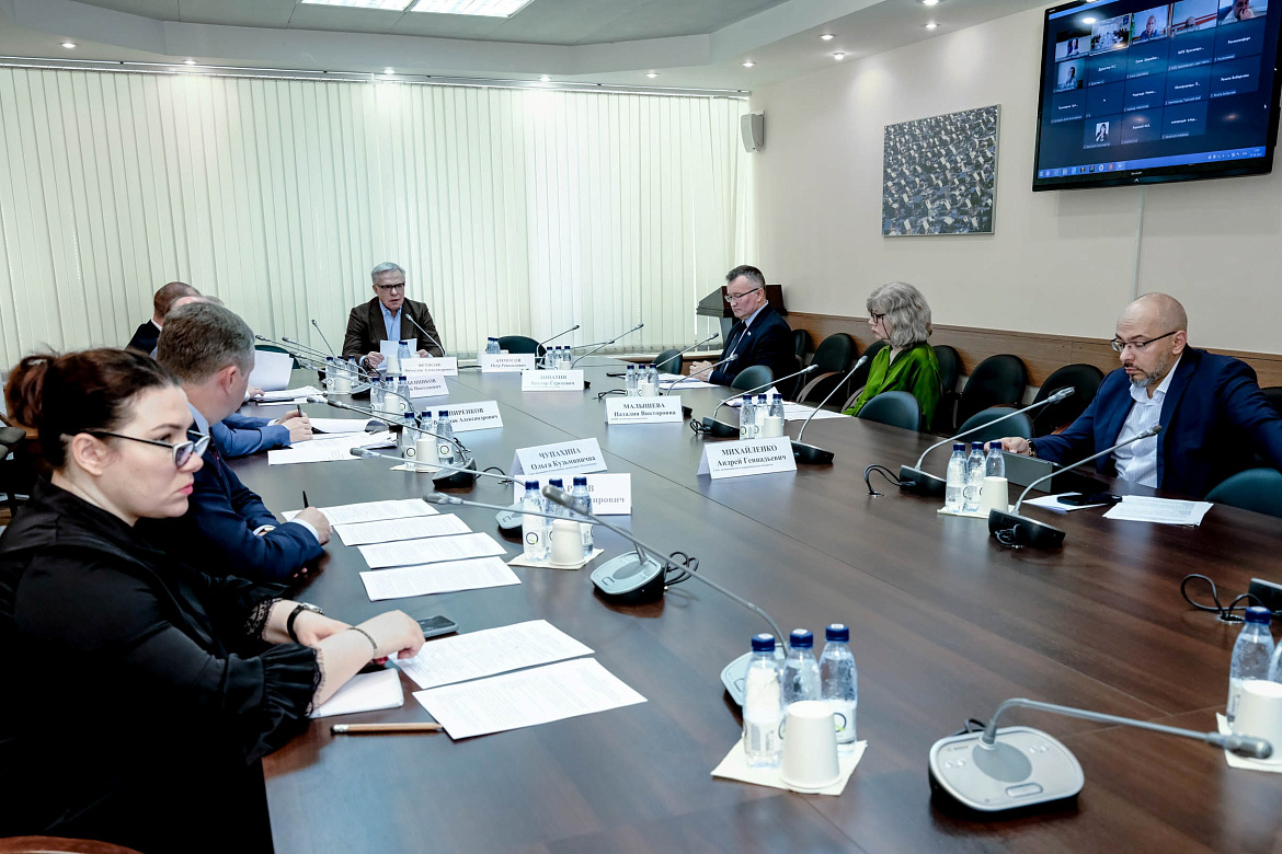 Виктор Лопатин представил инициативу хабаровских законодателей о защите прав пчеловодов 