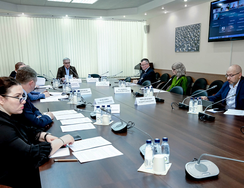 Виктор Лопатин представил инициативу хабаровских законодателей о защите прав пчеловодов 