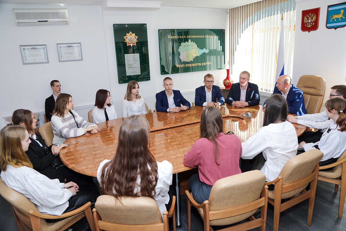 Школьники ЕАО побывали в гостях у депутатов Заксобрания 