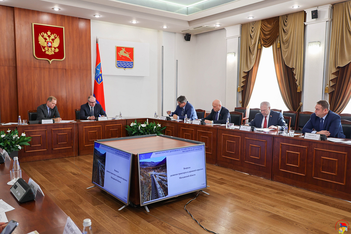 Обеспечение Севера нефтепродуктами, ситуацию с реализацией золота и транспортные вопросы обсудили на выездном совещании комитета Совета Федерации по экономической политике