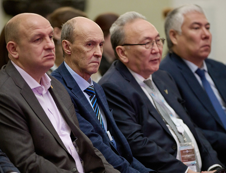 На фоне федерального обсуждения северного завоза Якутия призывает к долгосрочному финансированию и сквозной логистике