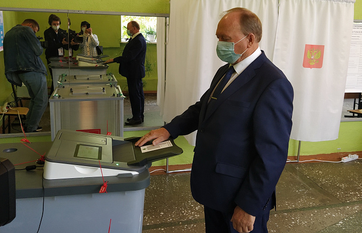 Спикер республиканского парламента Владимир Павлов проголосовал на выборах