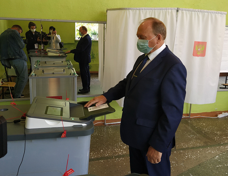 Спикер республиканского парламента Владимир Павлов проголосовал на выборах