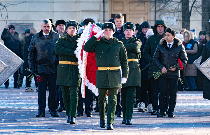 На площади Победы в Благовещенске состоялась церемония возложения цветов к Вечному огню