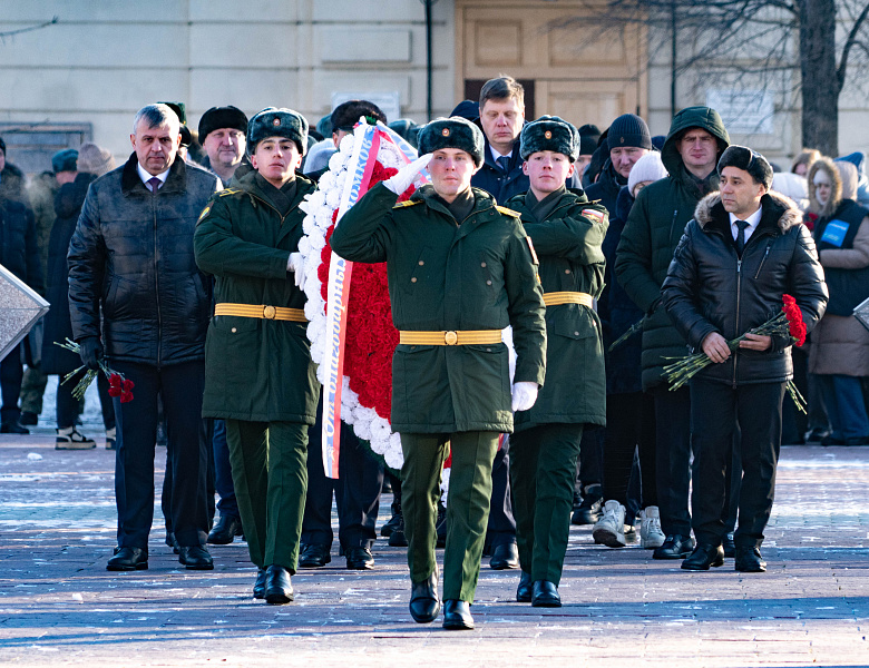 На площади Победы в Благовещенске состоялась церемония возложения цветов к Вечному огню