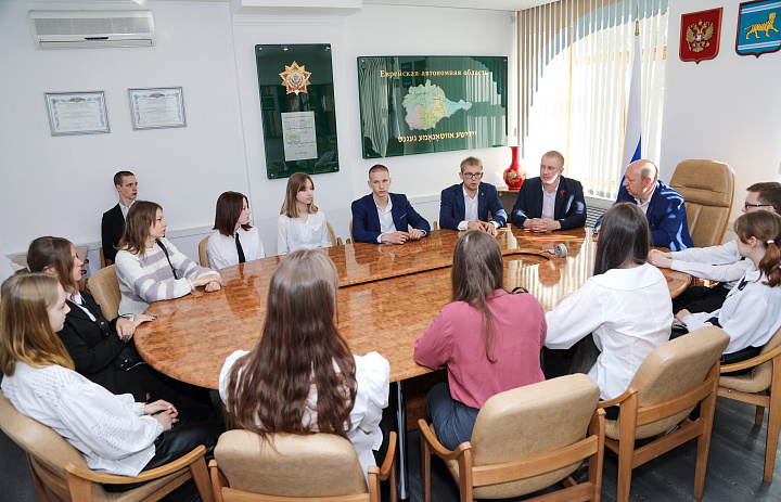 Школьники ЕАО побывали в гостях у депутатов Заксобрания 